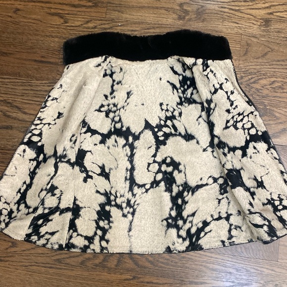 Boutique Reversible Leather Embossed and Faux Fur Cow Hide Vest GORGEOUS - Picture 11 of 12